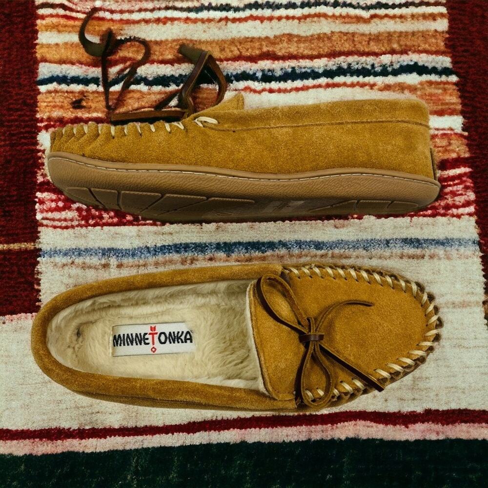 Minnetonka Hardsole Moccasin Slippers Women 7 Tan Suede Pile Lined Shoes
